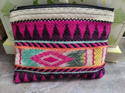Mini bolso clutch de maquillaje con cremallera estampado tribal rosa y negro Forever 21 para mujer Foto 1 de 4