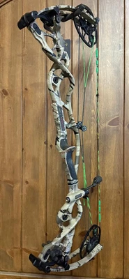 USED Hoyt Carbon RX1 Compound Bow UA Camo Cam # / 27-30" GAS Strings - Image 1 of 3