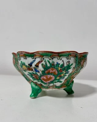 Antiguo trípode rosa familiar cantón (Guangcai) dinastía Qing borde pétalo cuenco Foto 1 de 4