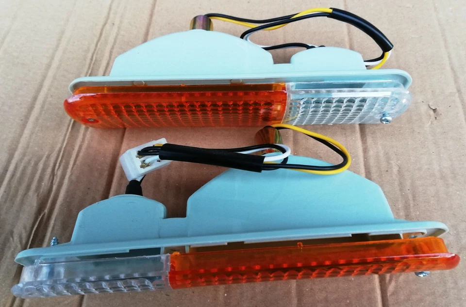 PAR DE LUCES GIRATORIAS PARACHOQUES DELANTERO FURGONETA DATSUN NISSAN URVAN E23 MODELO 1980 86 L R Foto 1 de 4