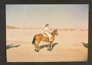 FOTO VINTAGE ENCONTRADA Mujer a caballo en la playa Pismo Beach Ca - Imagen 1 de 3
