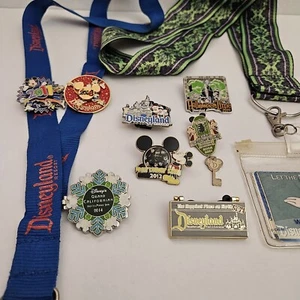 Disney Parks Sammlerstücke Trading Pins 10 Stück (8 Pins +2 Schlüsselbänder) wenige seltene LE - Bild 1 von 19