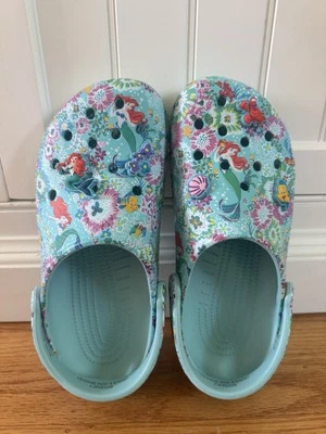 Disney Vera Bradley Ariel Floral Sirenita Crocs Con Juego Completo Jibbitz Talla 8 Foto 1 de 4