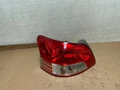 Lanterna traseira esquerda para motorista Toyota Yaris Hatchback 2007 a 2012 U8856 DW - Imagem 1 de 4