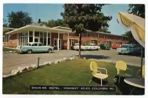 1950er AUTOS IM SHOW-ME MOTEL VINTAGE COLUMBIA MO STRASSENSEITE POSTKARTE 021621 Q - Bild 1 von 2