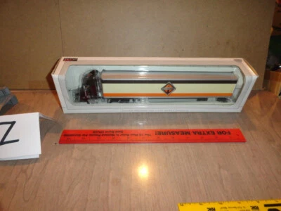 1/64 semi  international   8600  van trailer semi - Image 1 of 4