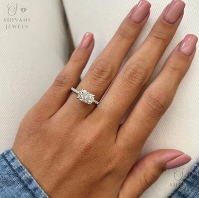 Anillo de compromiso de diamantes talla cojín cultivado en laboratorio con certificación IGI de oro de 14 quilates Foto 1 de 4