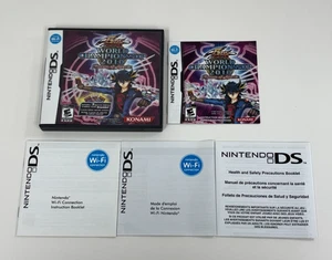 FUNDA VIDEOJUEGO YUGIOH 5D'S WORLD CHAMPIONSHIP 2010 NINTENDO DS SIN JUEGO LEER - Imagen 1 de 4