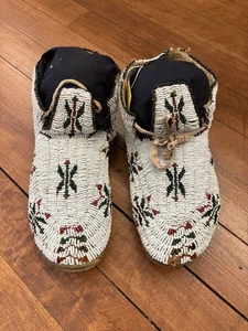 Antique Native American Cheyenne Beaded Moccasins 1900s String Sewn Pictorial - Picture 1 of 22