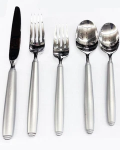 LAMAIS by Oneida 5 Piece Place Setting 18/8 NEW NEVER USED made in USA - Picture 1 of 7