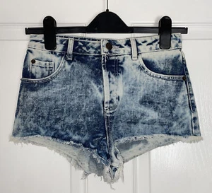 PANTALONCINO DENIM NUOVO CON ETICHETTE TOPSHOP MOTO LAVAGGIO ACIDO EFFETTO INVECCHIATO W26 TAGLIA 8 PREZZO AL PUBBLICO £ 30 ESAURITO - Foto 1 di 2