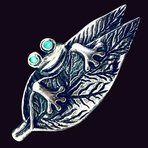 Vintage Sterling Silber Brosche Frosch mit grünen Augen kletternd auf Blatt 925 - Bild 1 von 9