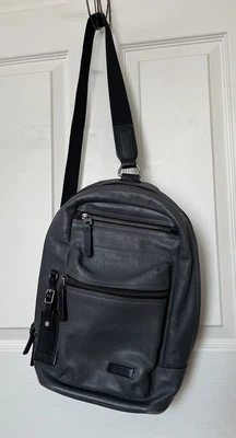 Bolso Bandolera Tumi Mission Dolores Gris Cuero Guijarro Para Hombre’s Foto 1 de 4