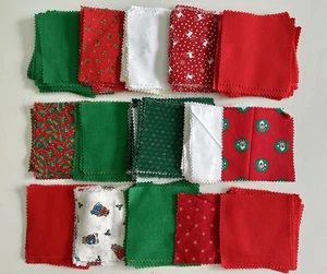 250+/- LOTTO di blocchi trapunta pretagliati vintage 4,5" quadrati tessuto cotone natalizio - Foto 1 di 3