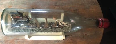 ENORME BOTTIGLIA VINTAGE CONTENENTE UN PAESAGGIO E UN VELIERO A 3 ALBERI - Immagine 1 di 4