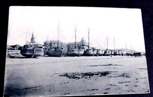 Unbesetztes Schwarzweißbild von angedockten Booten, Standort unbekannt - Bild 1 von 2