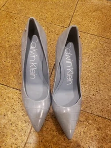 Calvin Klein High Heels spitz zulaufend Kroko-Optik blau Damengröße 9,5 gebraucht, in einwandfreiem Zustand - Bild 1 von 9