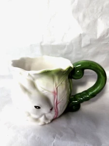Mug relief green cabbage leaves white bunny rabbit pink eyes pottery Easter GUC - Foto 1 di 8