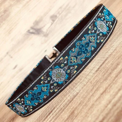 Banda de sombrero de vaquero estilo occidental para sombreros Fedora en color azul negro y plateado. Foto 1 de 4