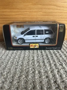 Maisto 1996 Plymouth Voyager 1/26 bianco pressofuso in scatola - Foto 1 di 8