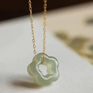 Collar Colgante Flor Jade Verde Claro Protección Amuleto Delicado Minimalista - Imagen 1 de 10