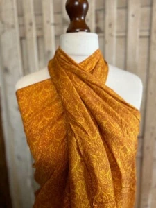 Elegante estampado sarong/pario de seda pura mostaza de Pashmina Love - Imagen 1 de 4