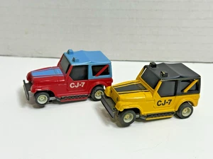 Set di 2 slot car HO vintage TYCO Jeep CJ-7 blu e rosso e nero e giallo - Foto 1 di 13