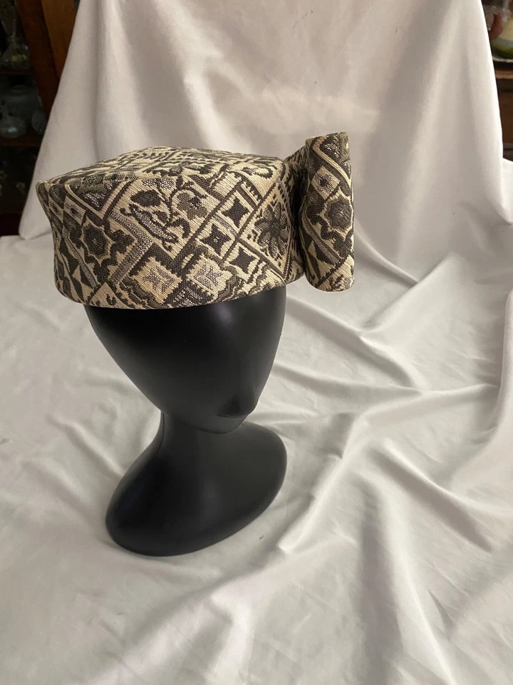 Sombrero Pastillero Vintage 50’s 60’s Mujer’s Tela Gris Negro Lazo Declaración Foto 1 de 4