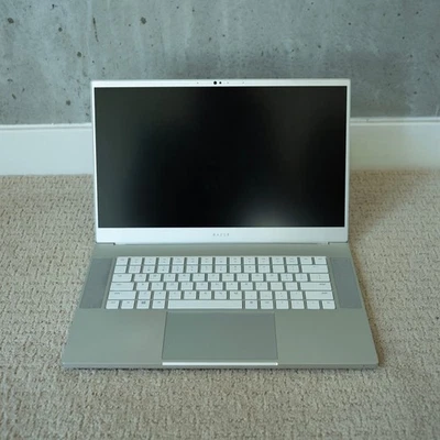 Razer Blade 15 (2019) Silver – i7-9750H/RTX 2070 Max-Q/16 GB RAM/1 TB SSD - Image 1 of 4