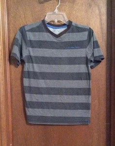 Calvin Klein Jeans T-Shirt YOUTH/TEEN Medium EUC v-neck logo - Picture 1 of 3