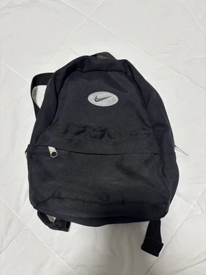 "Mini mochila vintage Nike Center Swoosh 11"" exterior naturaleza viaje concierto" Foto 1 de 4