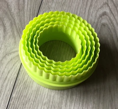 5 Ausstechförmchen kreisförmig, leicht gewellt 5,5 - 9,5 cm Durchmesser - Bild 1 von 2