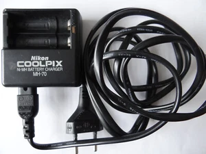 Bettery Charger - Chargeur NIKON COOLPIX MH-70 pour jusqu'à 2 batteries Ni-MH AA - Photo 1/3