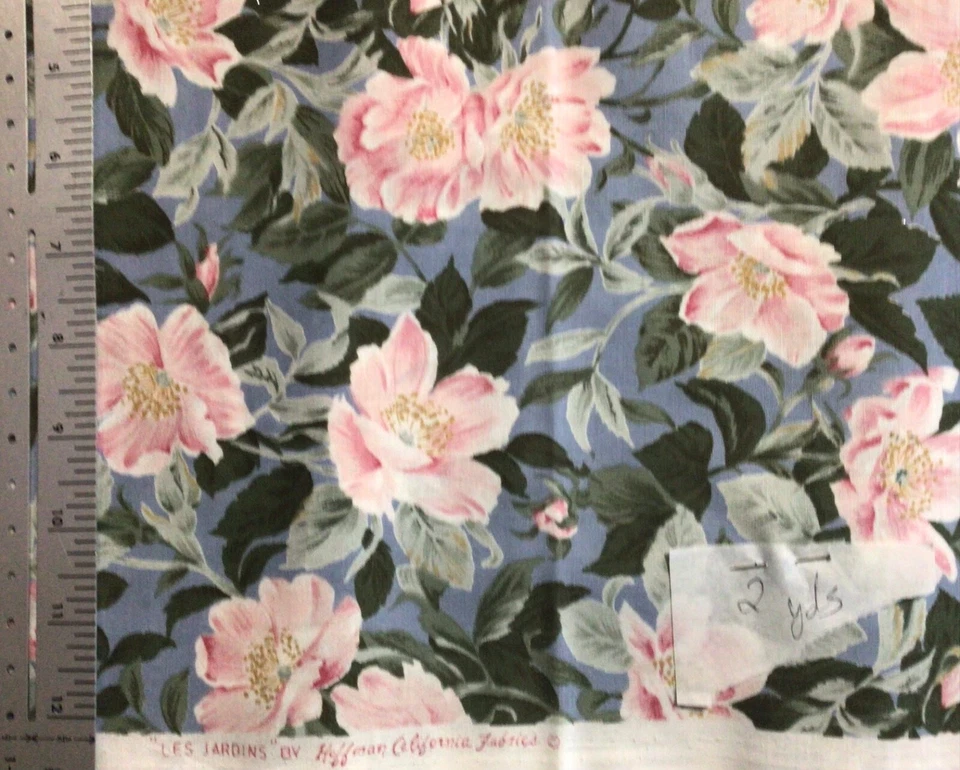 Hoffman Les Jardins Rosa Floral sobre Tela de Algodón Azul 2 Yardas Cottagecore Foto 1 de 1