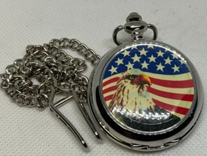 New Old Stock Markenlose Taschenuhr mit Kette, American Eagle und Flag Modell - Bild 1 von 13
