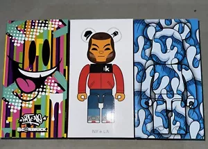 DesignerCon DCon 2022 Medicom BearBrick BE@RBRICK Aaron Kai Sket One Kano SEALED - Bild 1 von 1