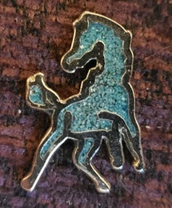 Vintage Metall Pferd Bronco mit Harz blau Hut Pin Größe 1-1/8" L x 3/4" B - Bild 1 von 1