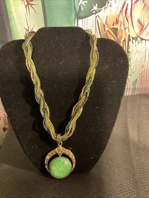 Collar de cuentas étnicas estilo bohemio ~ vintage con colgante verde Foto 1 de 4