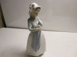 Lladro Nao Vintage Mädchen hält Welpen Hund in Decke #241 - Bild 1 von 6