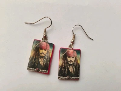 ORECCHINI IN FIMO FATTI A MANO FILM MOVIE PIRATI DEI CARAIBI JACK SPARROW - Immagine 1 di 3