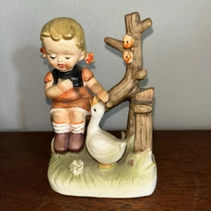 Erich Stauffer Girl Sitting On Fence with Duck Collectible Figurine #8263 - Afbeelding 1 van 7