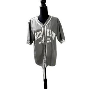 Camisa estilo jersey Shein Brooklyn NY talla M gris abotonada manga corta # 168 - Imagen 1 de 5