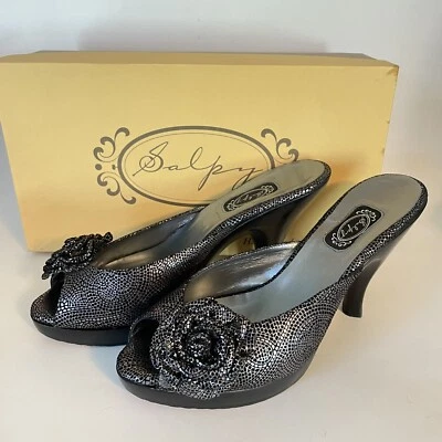 Salpy Scarlet Peeptoe Slip-On Tacones Altos Negro Plata Metálico Hecho a Mano EE. UU. Talla 9 Foto 1 de 4