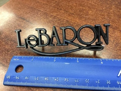 Insignia emblema Mopar OEM Chrysler LeBaron 4017343 vintage 1978 1982 1985 1989 1995 Foto 1 de 4