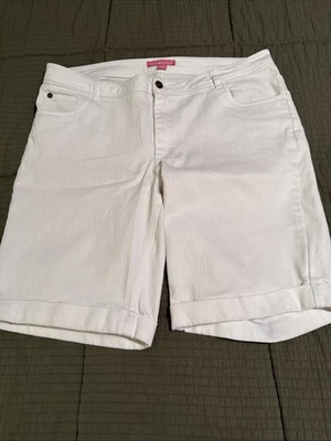 Женщина в белый Бермуды Jean рубашки с манжетами в 16 Вт - Изображение 1 из 4