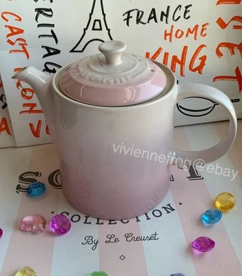 Tetera Le CREUSET SHELL ROSA GRAND 1 3/8QT (1,3 L) RARA NUEVA CON ETIQUETAS Foto 1 de 4