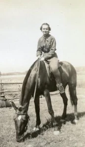Foto De Colección NX338 MUJER JOVEN A CABALLO, ECUESTRE, PADDOCK c 1930s - Imagen 1 de 2