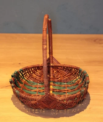 Rattan Korb seitl. Rauten oval braun grün ** Henkel defekt ** Osterkorb Ostern - Bild 1 von 4