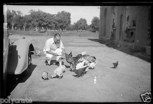 Portrait Mann Oldtimer mit Vögel Hühner - Negativ Foto alt - Bild 1 von 1