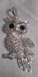 Gehörnte Eule Anhänger GROß versilbert weißer Kristallkörper schwarze Strass Augen - Bild 1 von 12